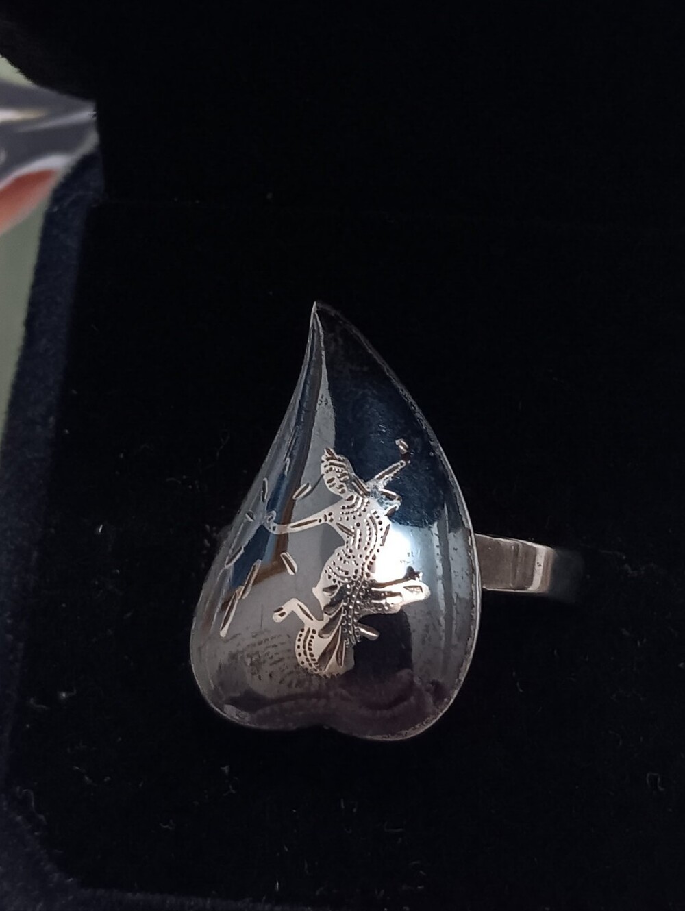 Sterling Silver Teardrop Ring with Engraved Dancer - Silver Siam